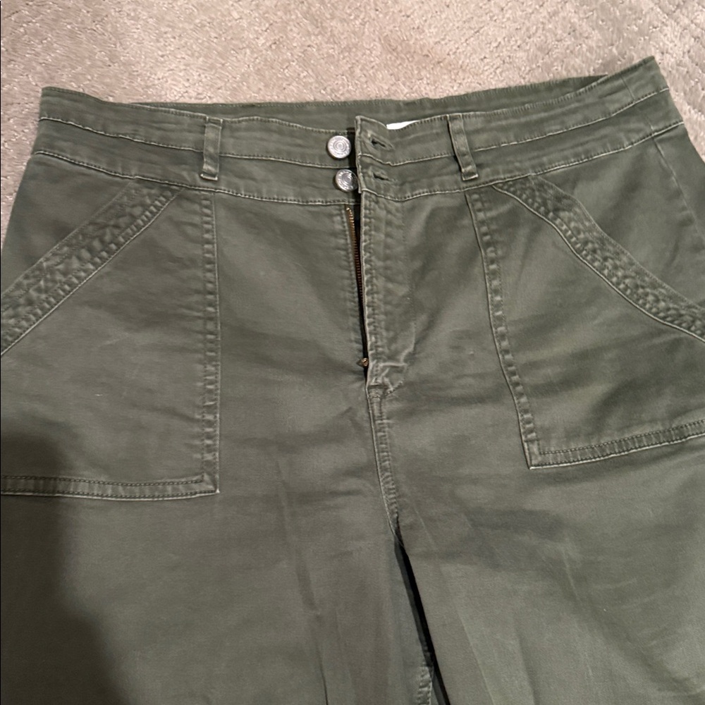 FRAME
Frame Double Waistband Wide Leg
Jeans in Washed Surplus - Picture 7 of 12